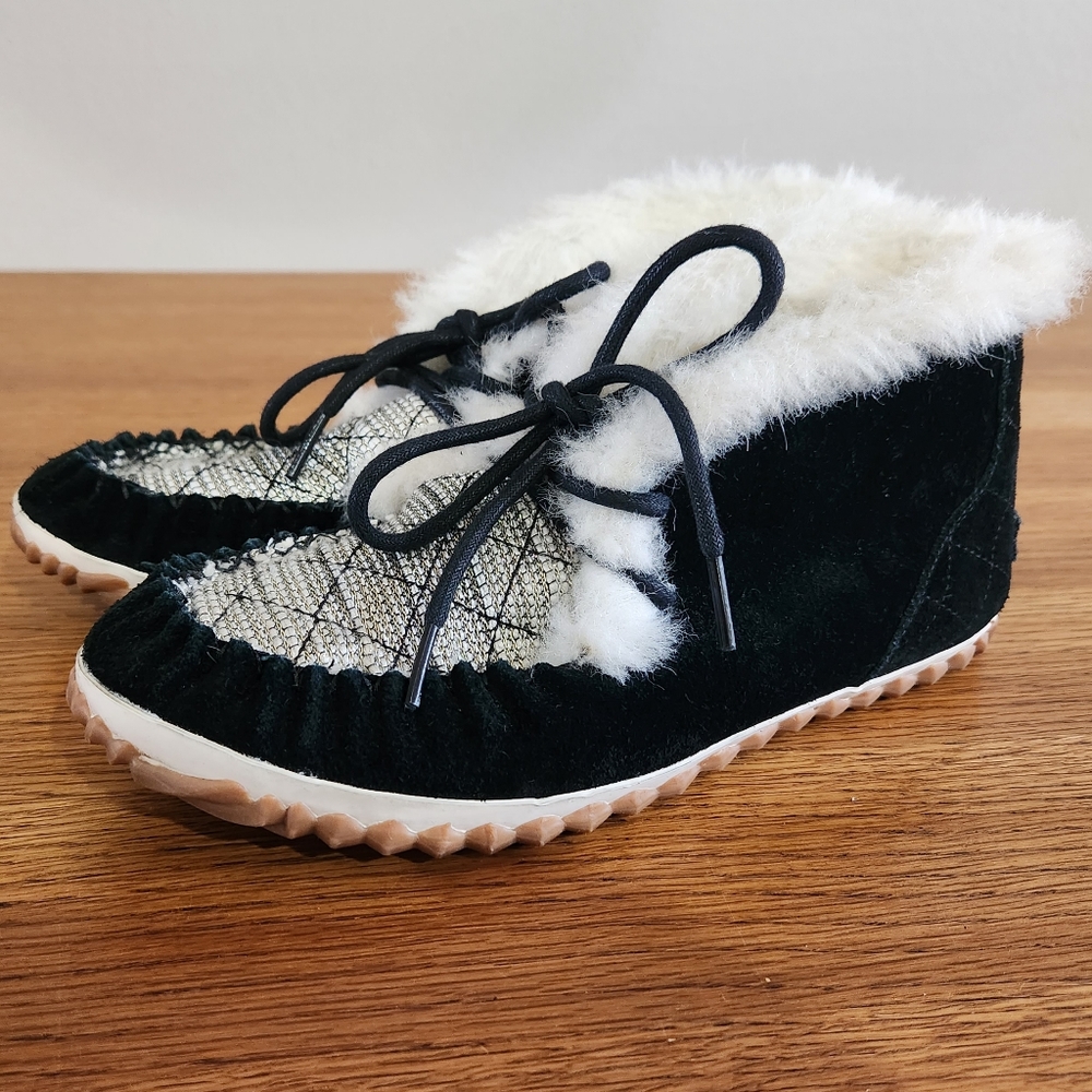 Sorel Out 'N About Moccasin Slipper Black Suede Faux Fur Lining Metallic Woven
